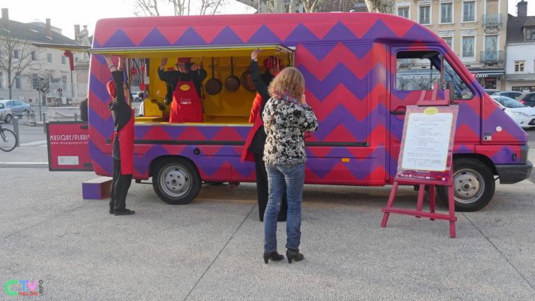 Presto, le camion de musique… prend les commandes.
