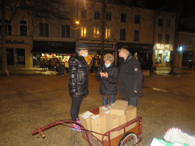 Une nouvelle initiative de solidarité, « Les bulles vertes » distribuent des sandwichs, Place de Beaune
