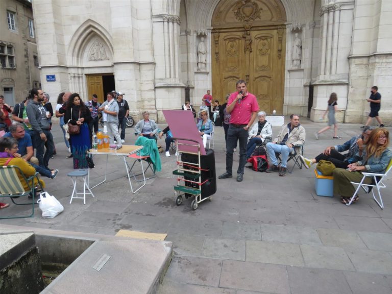 Les opposants au « Pass Sanitaire » étaient devant la cathédrale ce mercredi