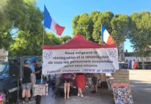Les anti-Passes plantent leur tente place de Beaune